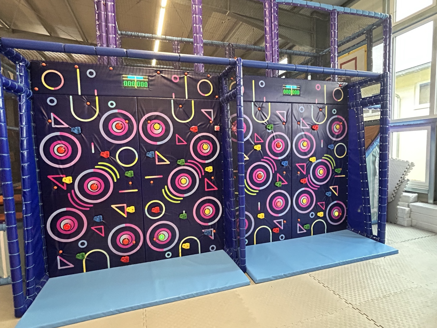 Interaktive Kletterwand im Kobiland