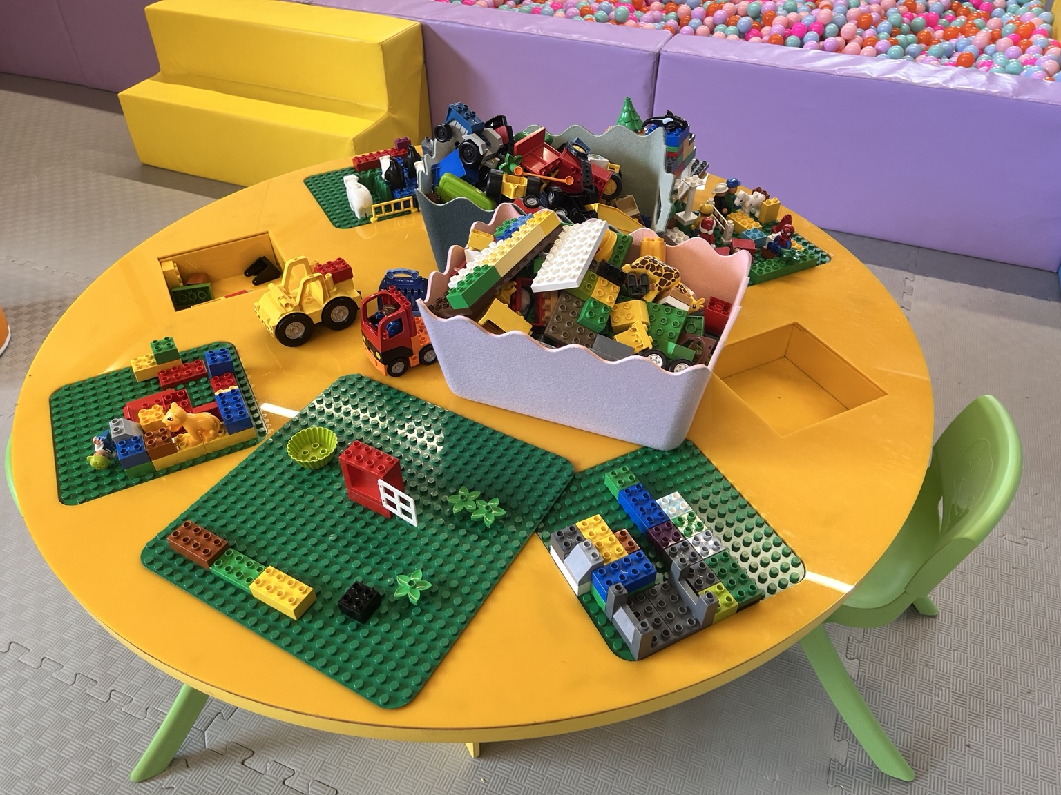 LEGO-Tisch im Kreativbereich des Kobilands