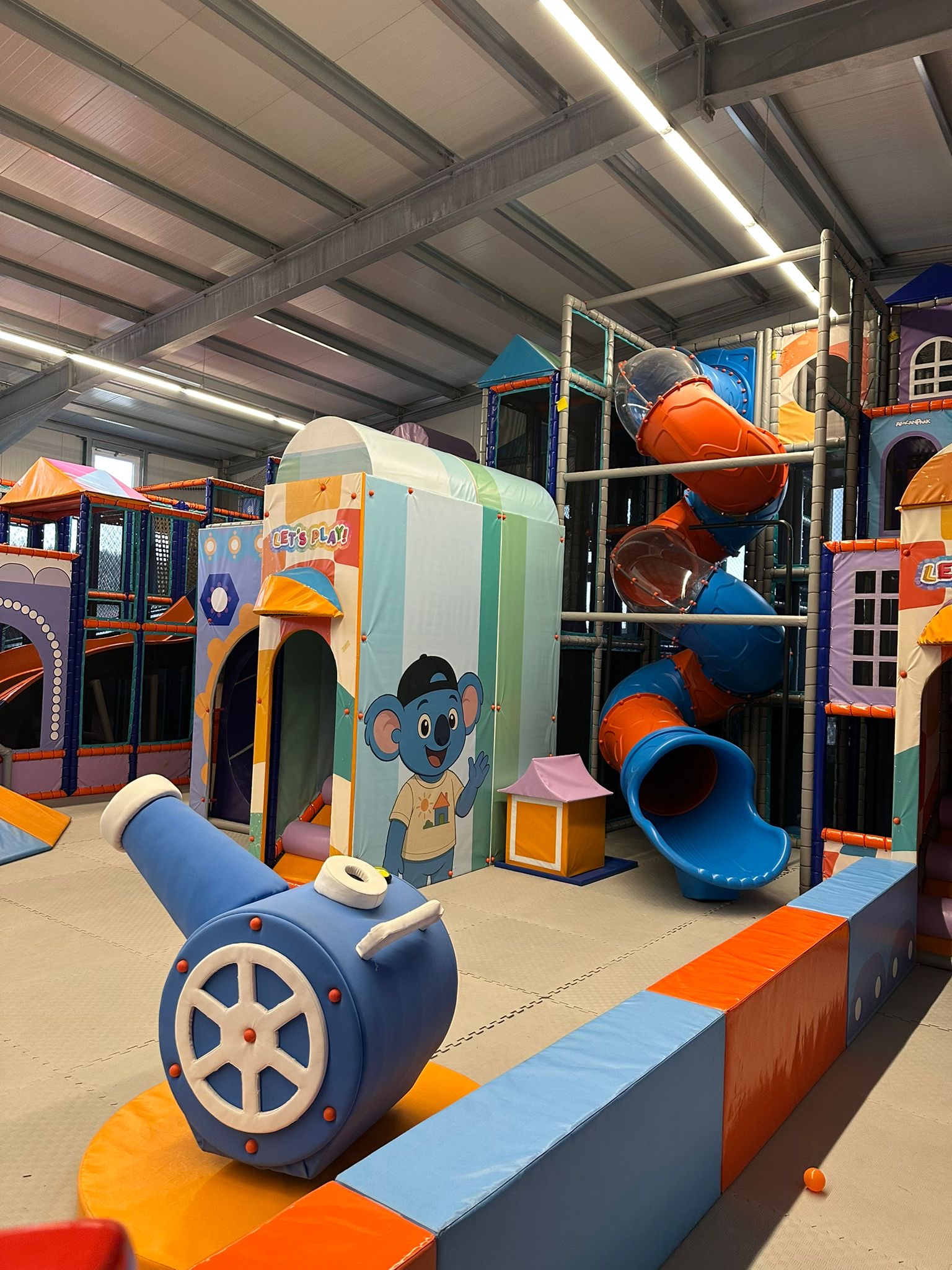 Große Spielwelt mit Rutsche im Kobiland