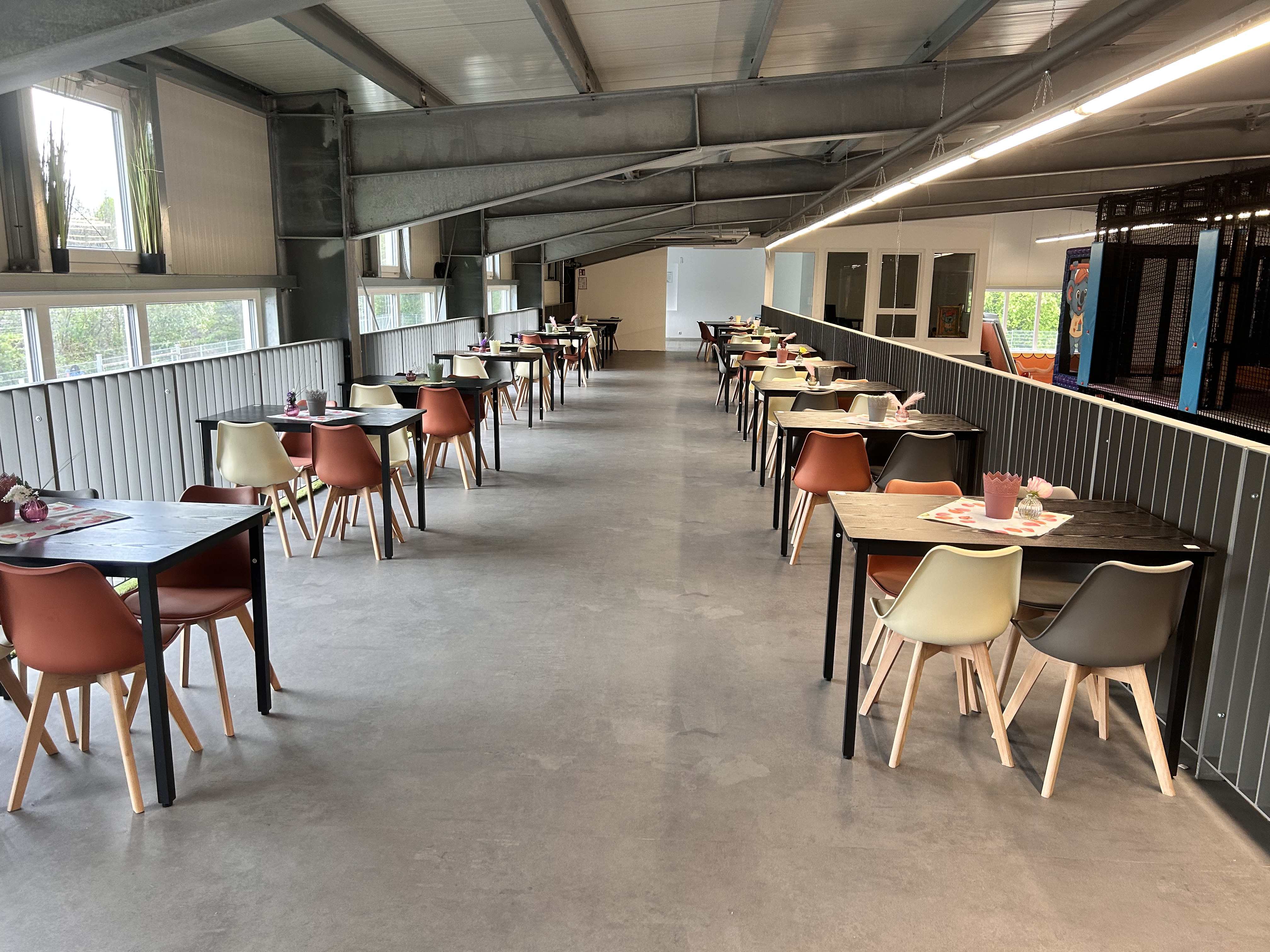 Große Terrasse im Kobiland mit Blick auf den Spielbereich